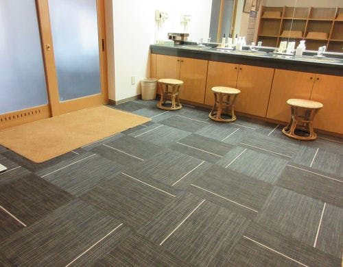 大浴場と露天風呂が御座います。（脱衣所）