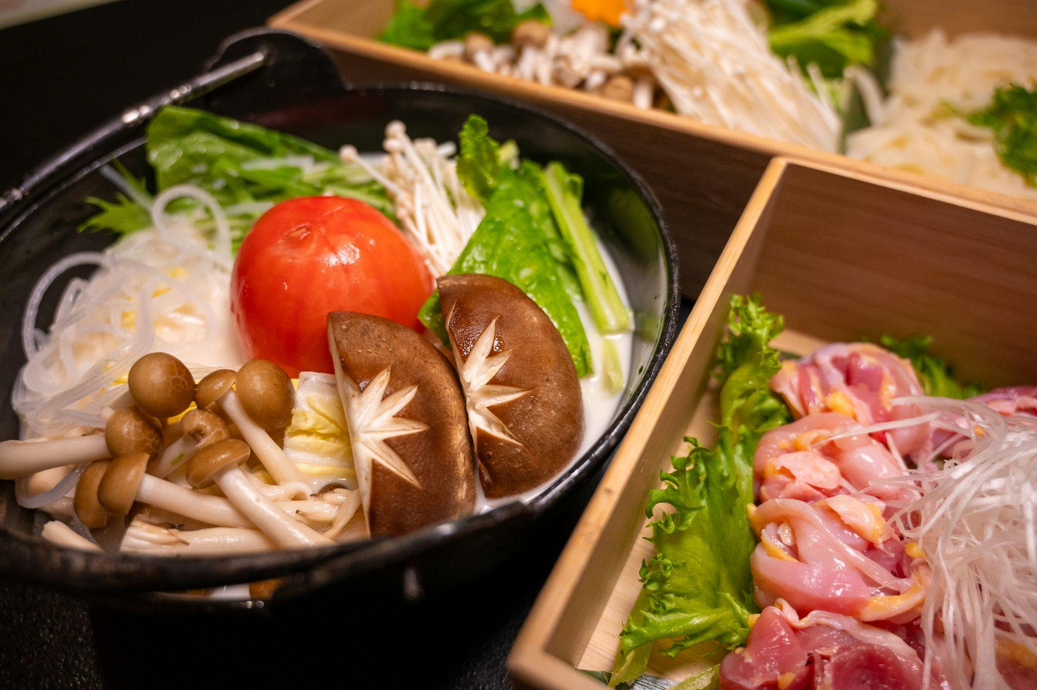 ไก่แม่พันธุ์ในหม้อไฟมะเขือเทศนมถั่วเหลือง