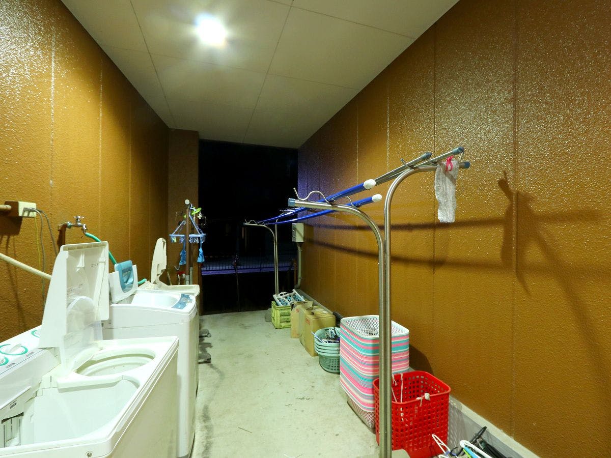 เครื่องซักผ้าและพื้นที่ตากผ้า