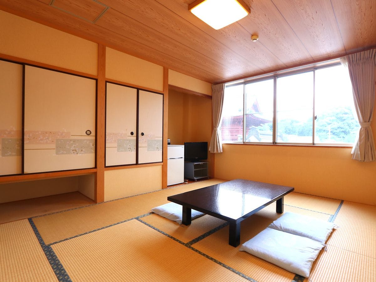 ห้องพักสไตล์ญี่ปุ่นขนาด 10 เสื่อทาทามิที่กว้างขวาง