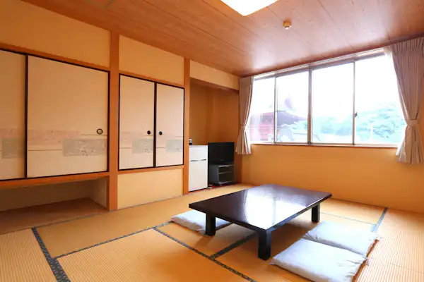 ห้องพักสไตล์ญี่ปุ่นขนาด 10 เสื่อทาทามิที่กว้างขวาง