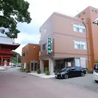 วัดโคกาวะและต้นไม้ศักดิ์สิทธิ์อยู่ตรงหน้า