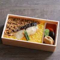 ปลาซิลเวอร์คอดย่างซอสไซเคียวและข้าวหน้าไก่สับ