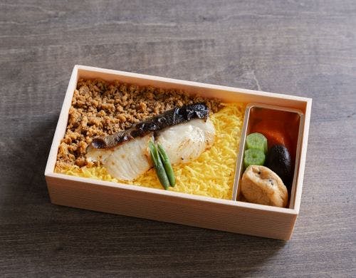 銀ダラ西京焼きと鶏そぼろ重