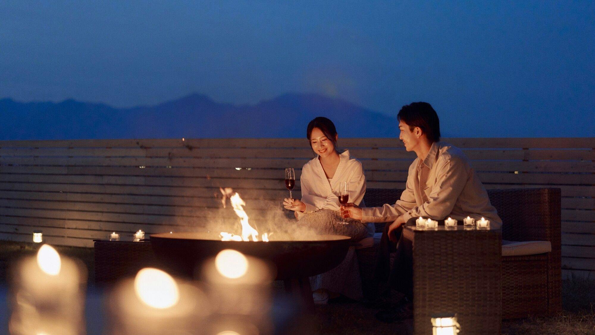 ช่วงเวลาแห่งความสุขกับการพูดคุยข้างกองไฟและไวน์