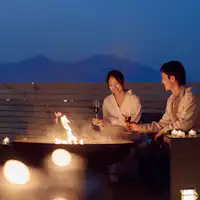 ช่วงเวลาแห่งความสุขกับการพูดคุยข้างกองไฟและไวน์