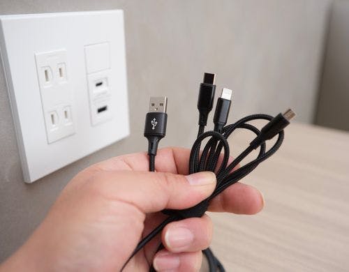 【客室備品】マルチ充電器