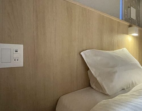 【客室設備】枕元コンセント