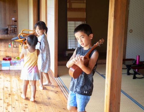 【客室】縁側はこどもたちの絶好の遊び場