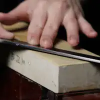 เปลี่ยนหินลับมีดและลับอย่างพิถีพิถัน