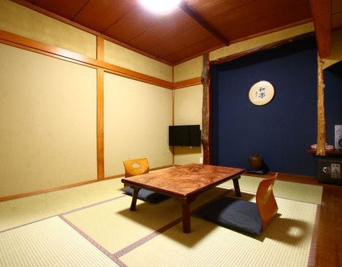 青い壁紙がアクセント