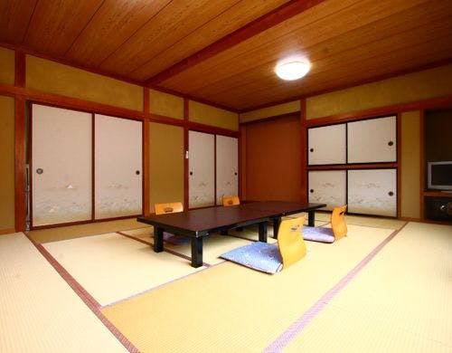 左手に共用のトイレがございます