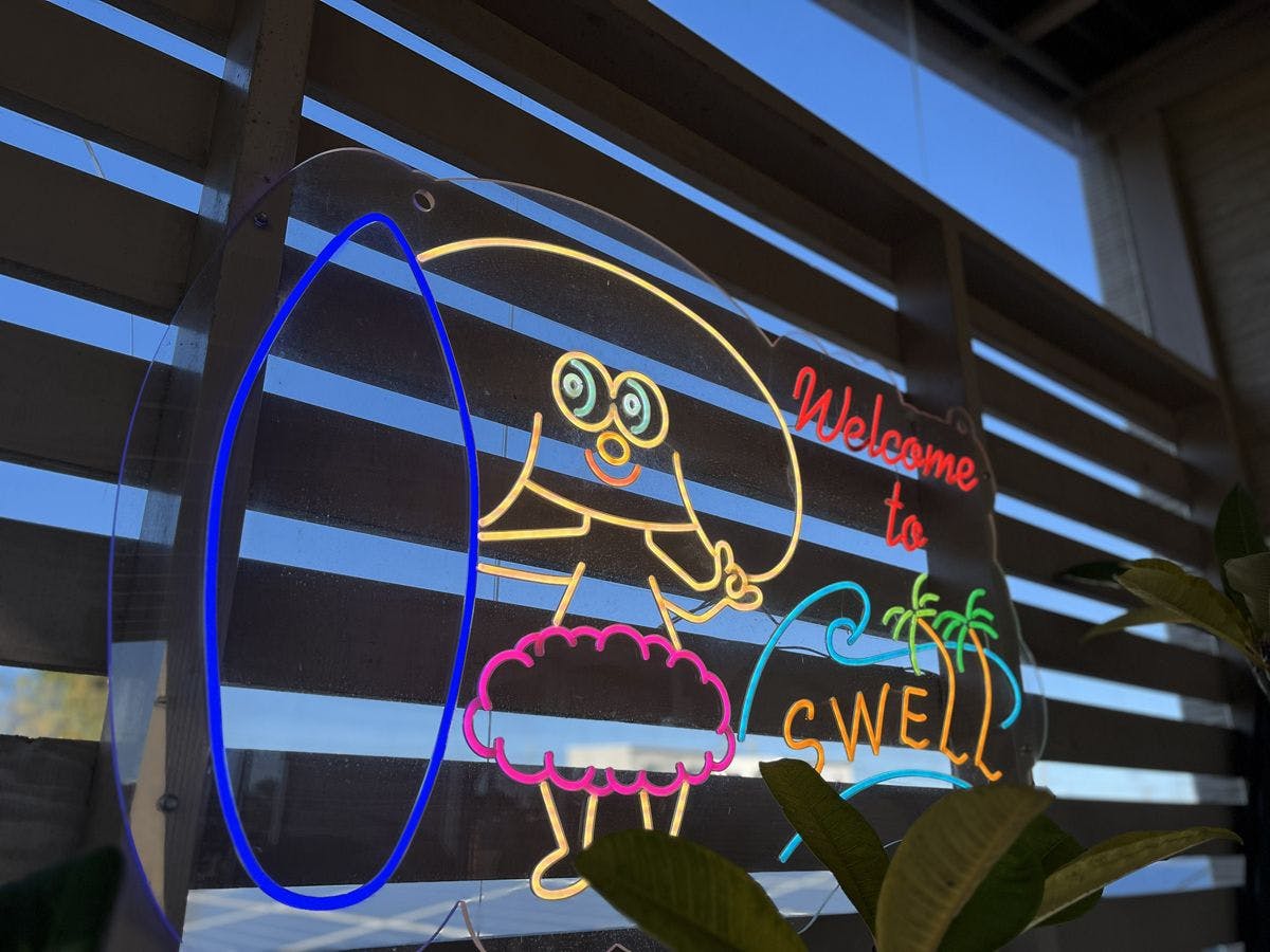 SWELL Guesthouse & Cafe
