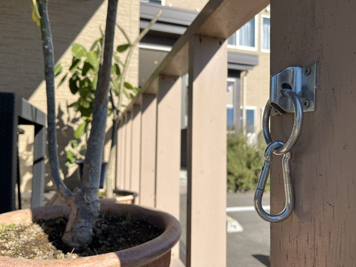 ที่ระเบียงมีตะขอเกี่ยวสายจูงสำหรับสุนัขด้วย