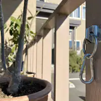 ที่ระเบียงมีตะขอเกี่ยวสายจูงสำหรับสุนัขด้วย