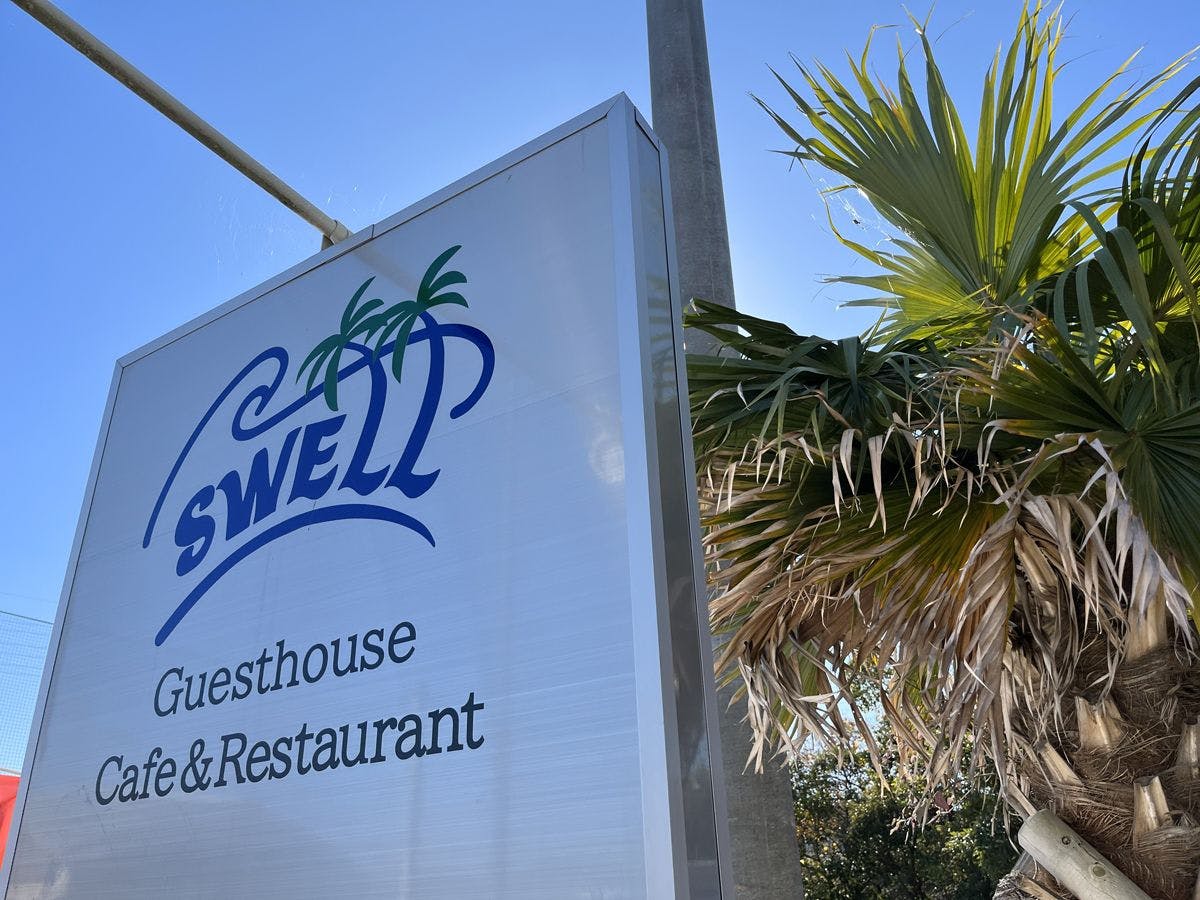 สังเกตได้ง่ายด้วยต้นปาล์มใหญ่และป้ายนี้เป็นจุดสังเกต!