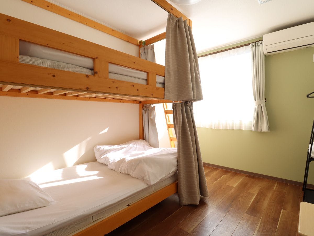 ไม่มีห้องน้ำและห้องสุขา
เตียงเป็นเตียงสองชั้น