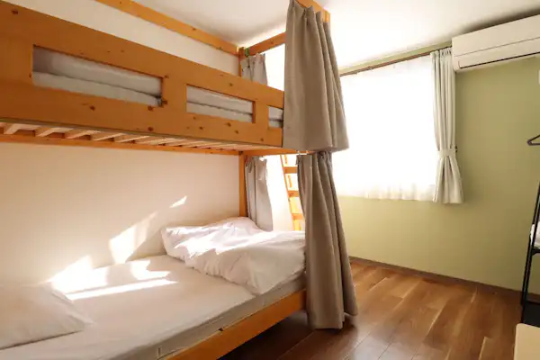 ไม่มีห้องน้ำและห้องสุขา
เตียงเป็นเตียงสองชั้น