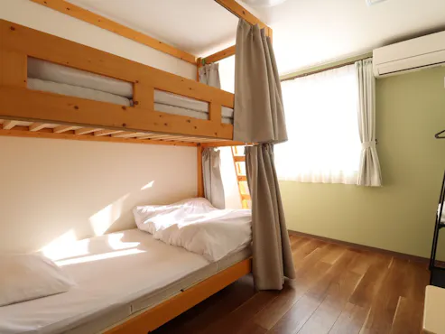 ไม่มีห้องน้ำและห้องสุขา
เตียงเป็นเตียงสองชั้น