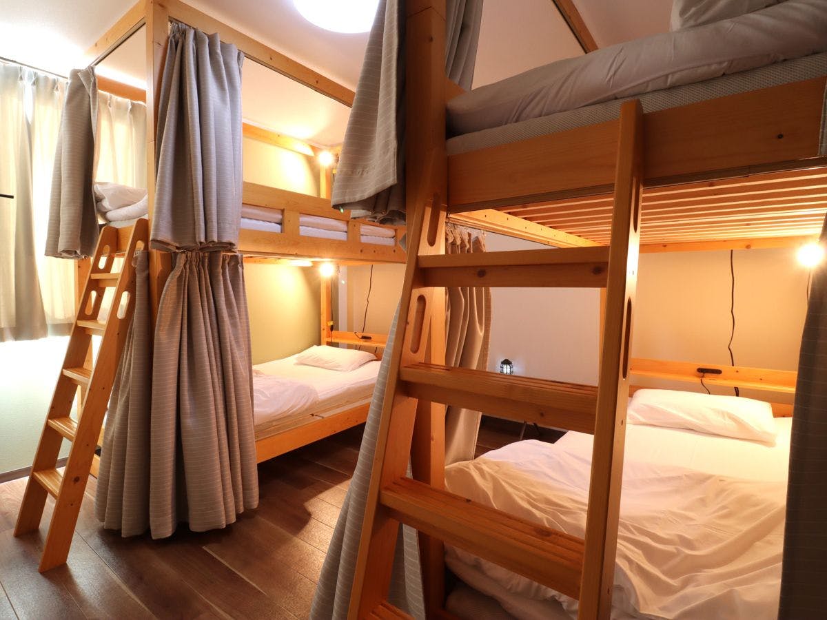 ไม่มีห้องน้ำและห้องสุขาในห้องพัก
มีเตียงสองชั้น 2 เตียง