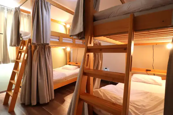 ไม่มีห้องน้ำและห้องสุขาในห้องพัก
มีเตียงสองชั้น 2 เตียง