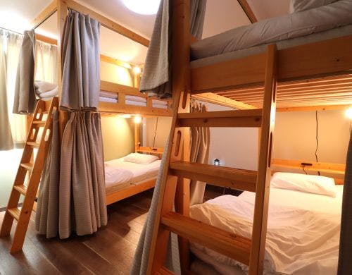 バス・トイレ無。<BR>2段ベッドが2台。