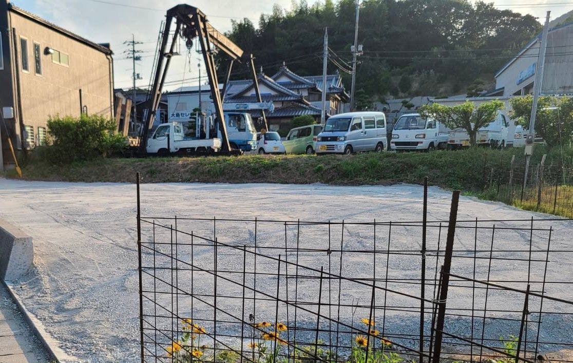 ที่จอดรถข้างอาคาร