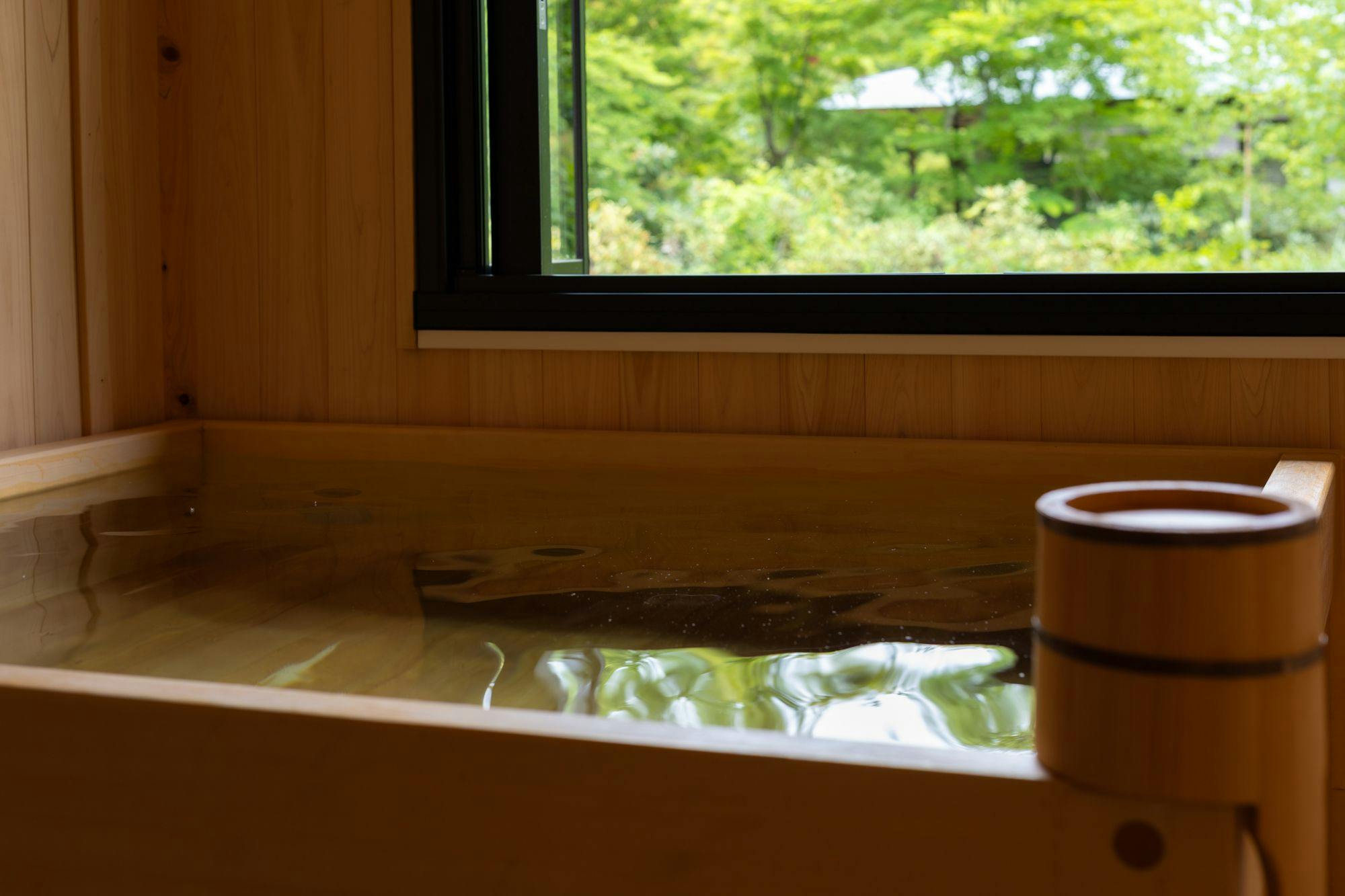 ทุกห้องพักมีอ่างอาบน้ำกึ่งกลางแจ้งทำจากไม้ฮิโนกิครบครัน