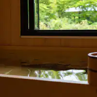 ทุกห้องพักมีอ่างอาบน้ำกึ่งกลางแจ้งทำจากไม้ฮิโนกิครบครัน