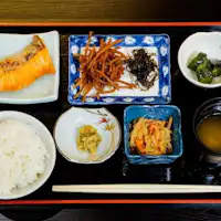 อาหารเช้า (เมษายน–พฤศจิกายน)