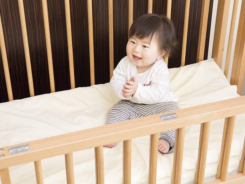 嬰兒床