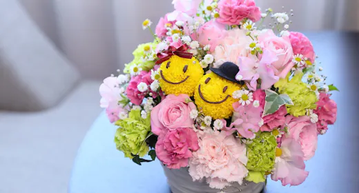 สุขสันต์วันครบรอบ! แผนพร้อมการจัดดอกไม้ใบหน้าที่ยิ้ม ไม่รวมอาหาร