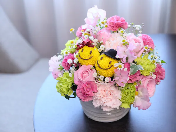 สุขสันต์วันครบรอบ! แผนพร้อมการจัดดอกไม้ใบหน้าที่ยิ้ม ไม่รวมอาหาร