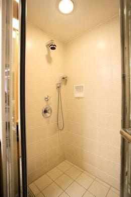 全室シャワーブースの付のバスルーム