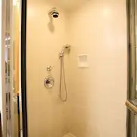 全室シャワーブースの付のバスルーム