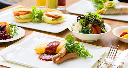 陽光注ぐ朝のレストランでアイテム豊富な和洋バイキング オムレツやフレンチトーストのライブクッキングも