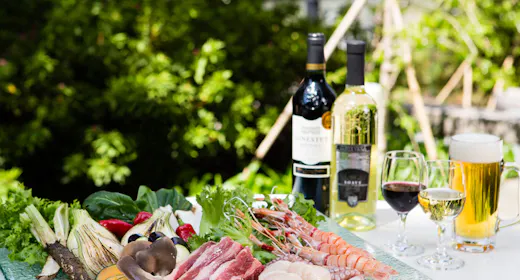 บาร์บีคิวบนระเบียงไม้ท่ามกลางความเขียวขจีสดชื่น พร้อมบุฟเฟต์ของหวานและดริงก์บาร์รวมในแพ็กเกจ