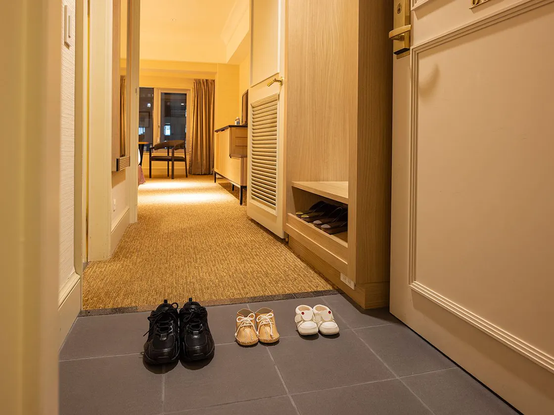 靴を脱いでくつろげるお部屋