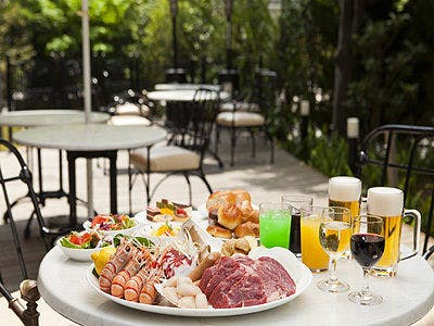開放的なウッドテラスで夏の食を思う存分