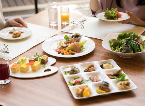 目にも鮮やかなバイキングメニュー