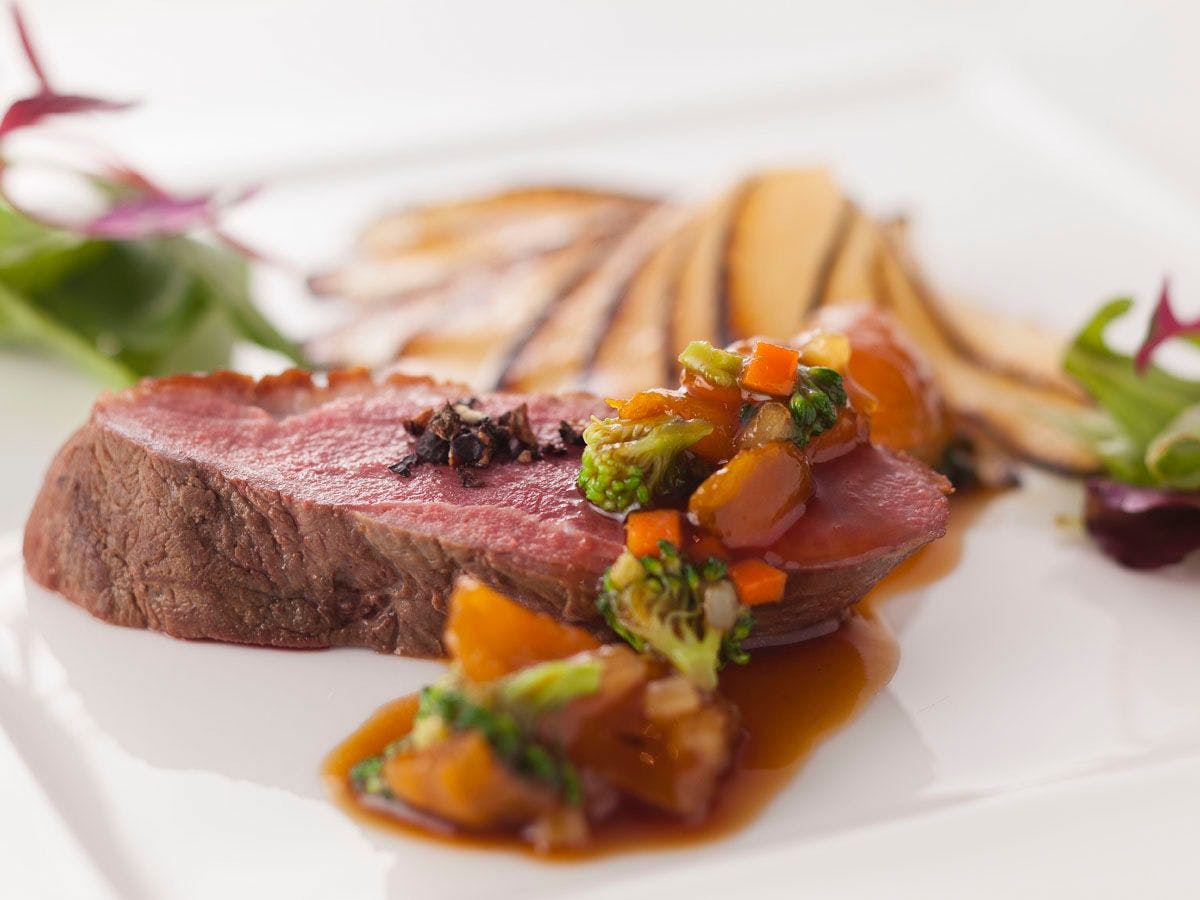 選りすぐりの食材を多彩な料理にアレンジ