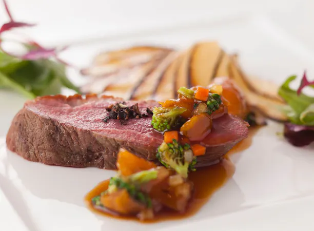 選りすぐりの食材を多彩な料理にアレンジ