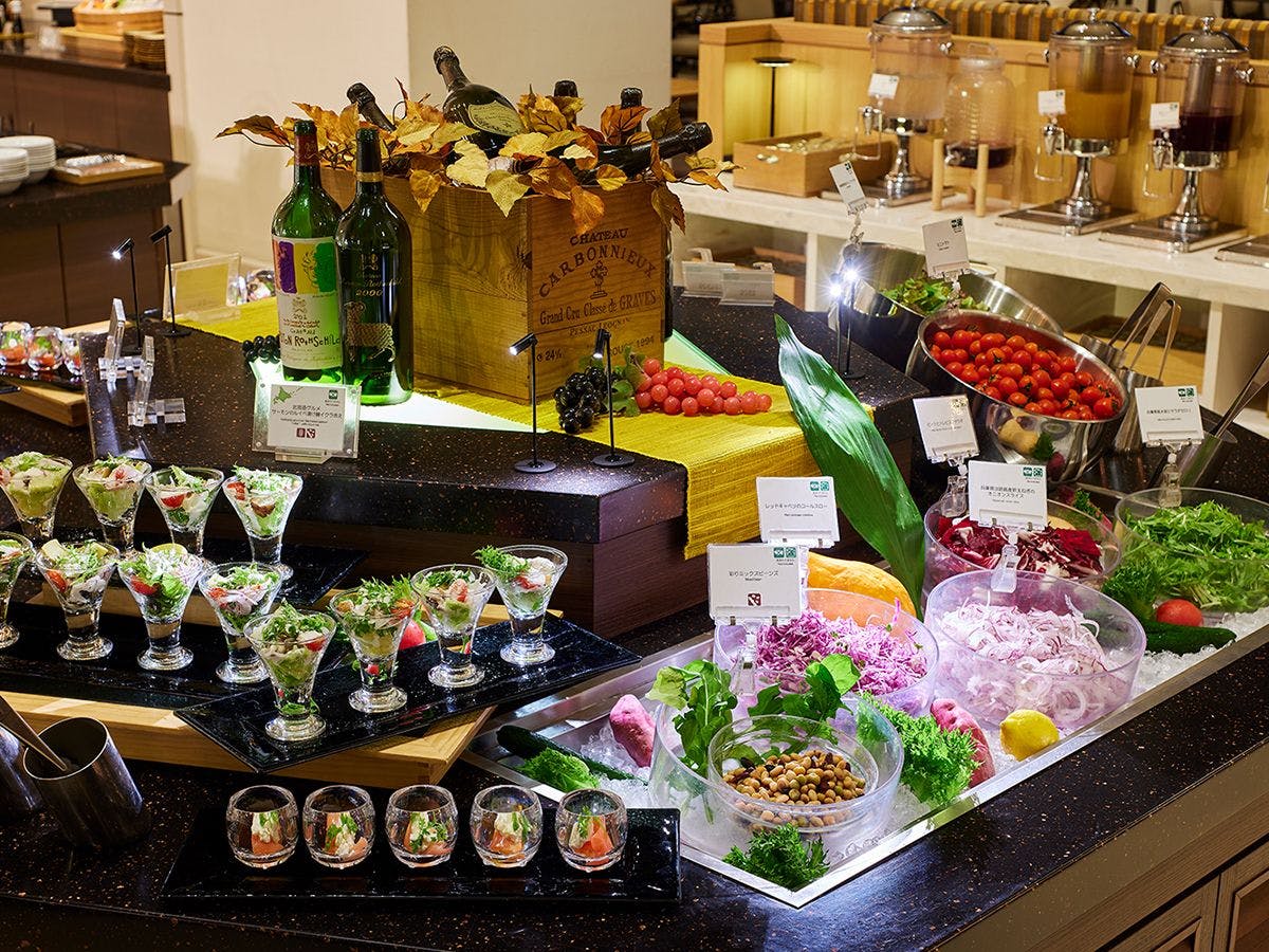 目にも鮮やかなバイキング