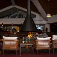 暖炉のあるラウンジ