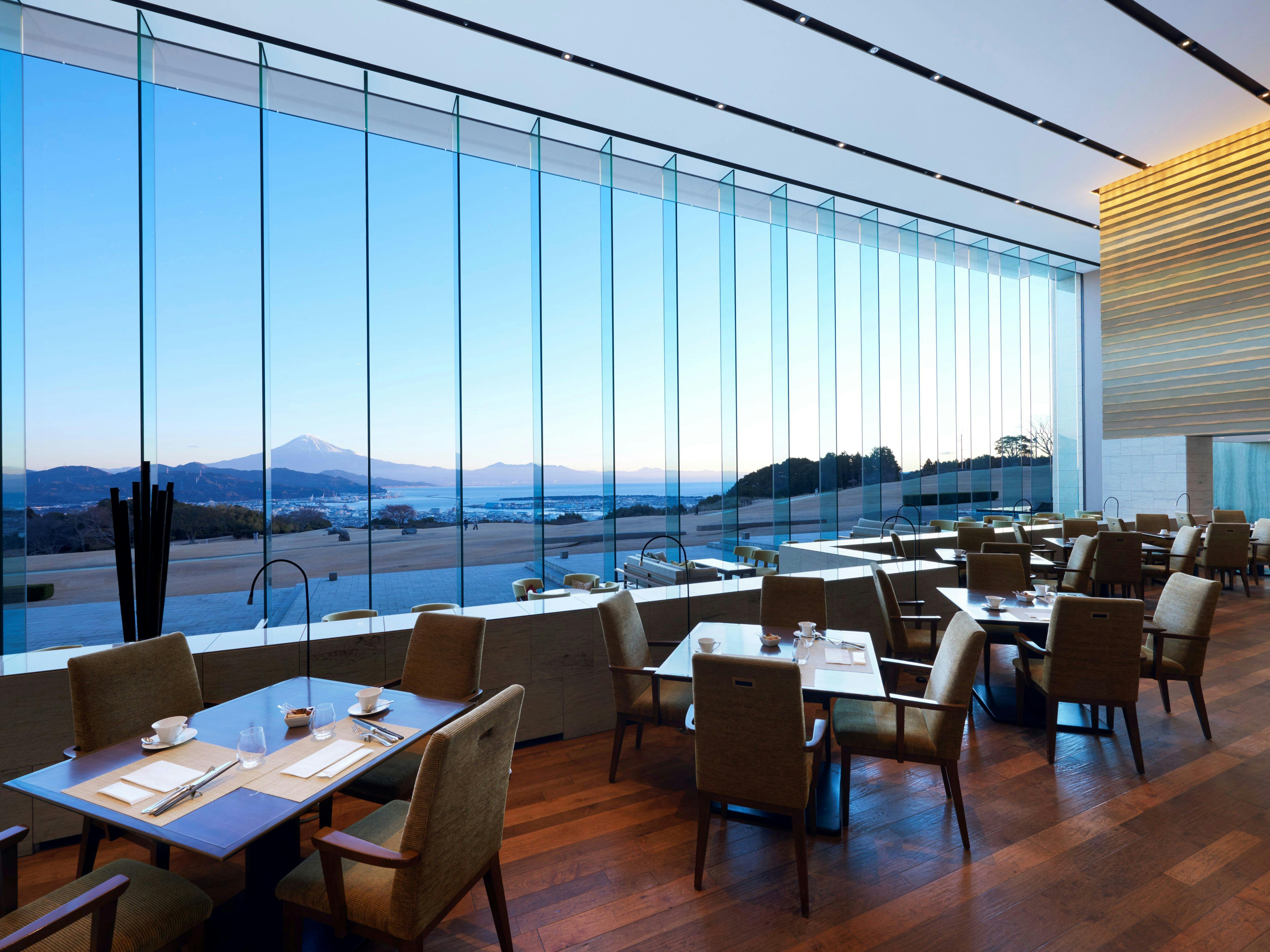 ห้องอาหารเปิดบริการตลอดวัน "The Terrace"