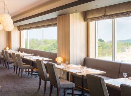 大きな窓の食事会場で爽やかな朝を