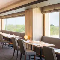 大きな窓の食事会場で爽やかな朝を