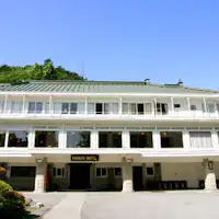 ด้านหน้าของอาคารหลัก