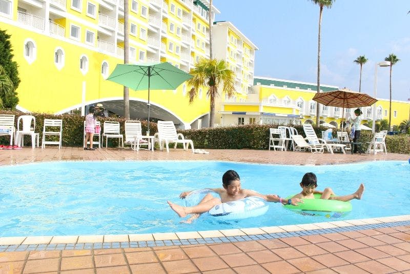 Kolam renang taman (musim panas sahaja)