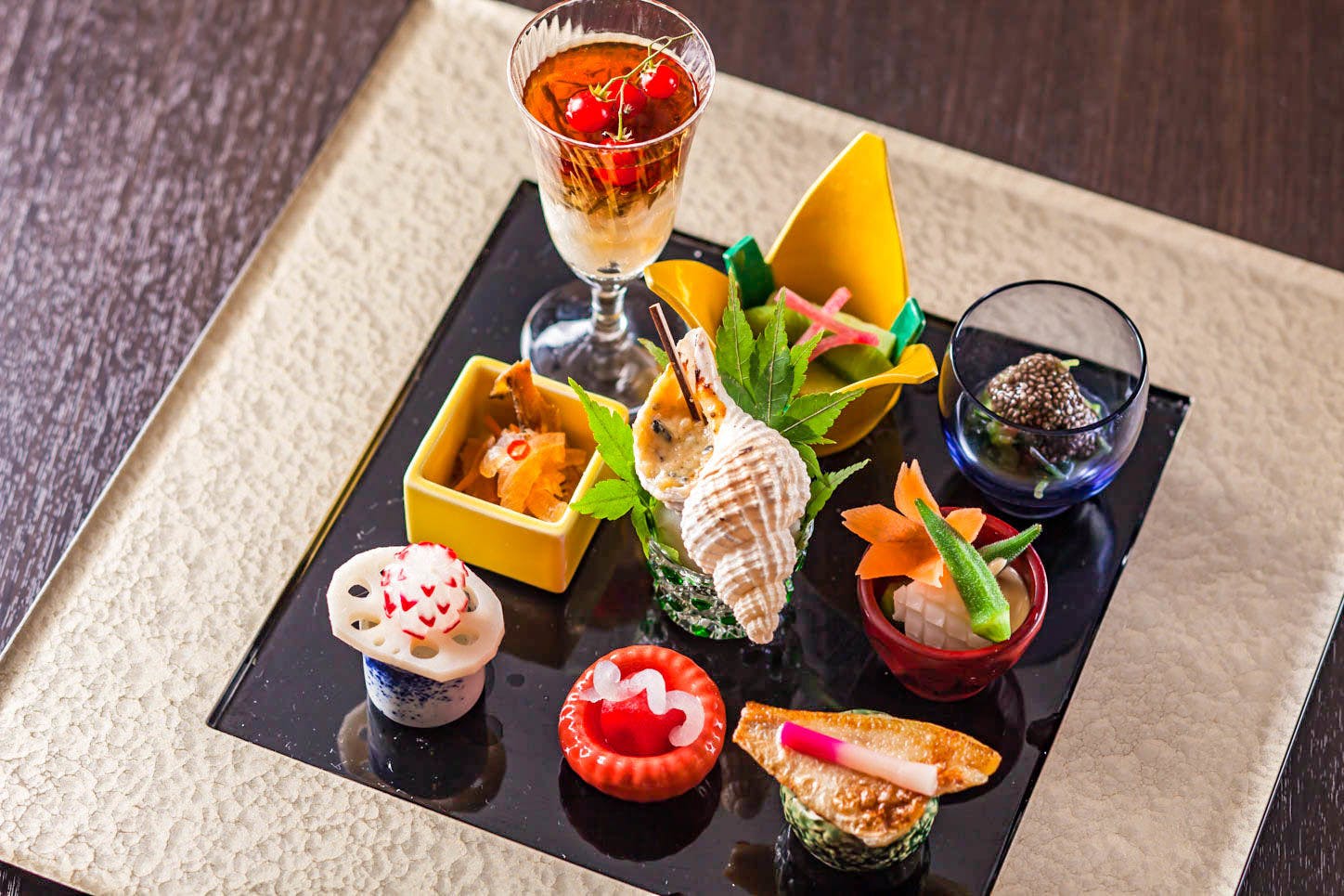 Hidangan kreatif yang indah yang menonjolkan rasa semula jadi bahan.